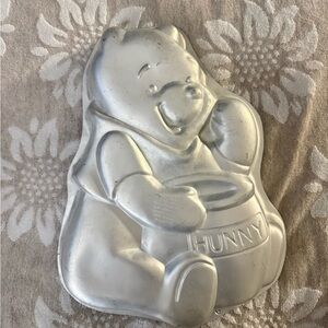 Vintage Collectible 1995 Pooh bear Cake tin